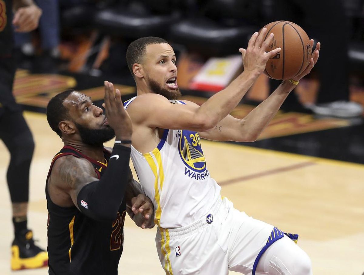 Curry defiende un balón ante la presión de James. Curry defiende un balón ante la presión de James.