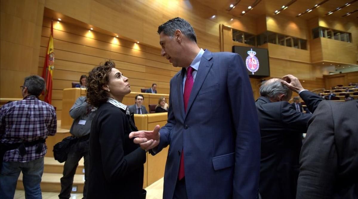El líder del PPC, Xavier García Albiol, charla con la ministra de Sanidad, Dolors Monserrat, este martes en el Senado. El líder del PPC, Xavier García Albiol, charla con la ministra de Sanidad, Dolors Monserrat, este martes en el Senado.