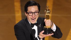 Ke Huy Quan sujeta la estatuilla tras ganar su Oscar como mejor actor de reparto por ’Todo a la vez en todas partes’  