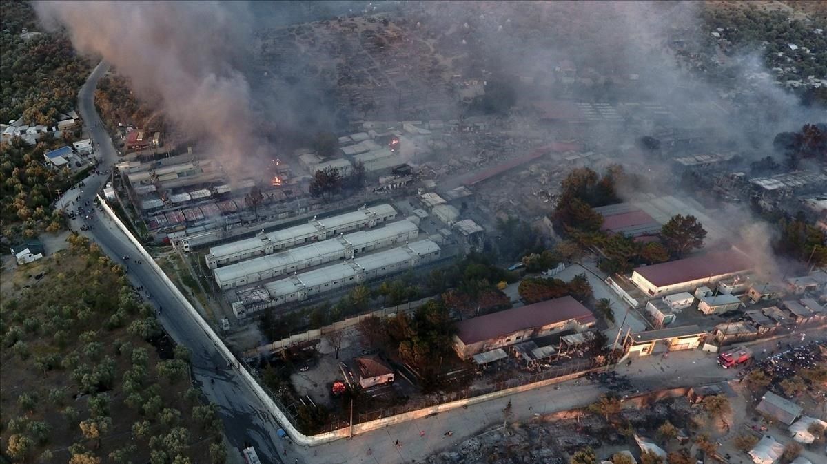 Devastador incendio en el campo de refugiados de Moria, en la isla griega de Lesbos. Devastador incendio en el campo de refugiados de Moria, en la isla griega de Lesbos.