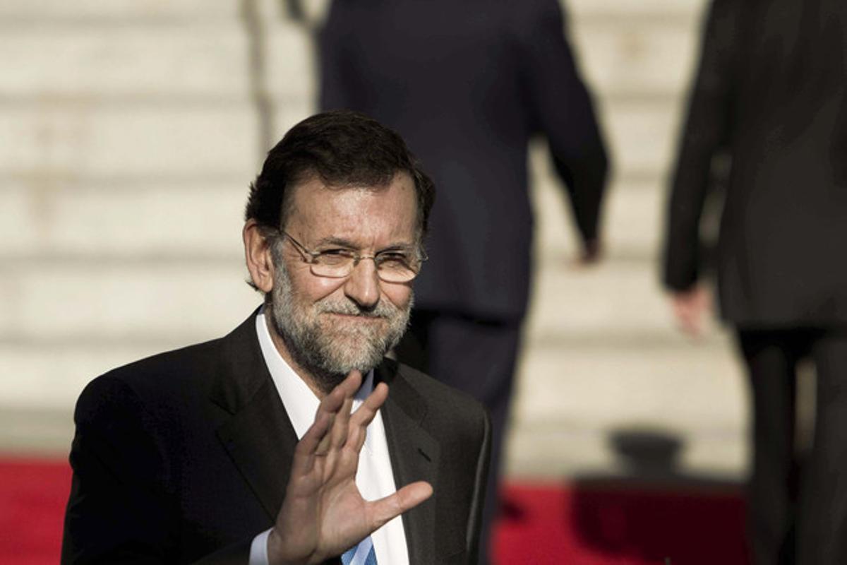 El presidente del Gobierno, Mariano Rajoy, saluda a su salida del solemne acto de apertura de la X legislatura que presidieron, el pasado 27 de diciembre, los Reyes en el Congreso.
