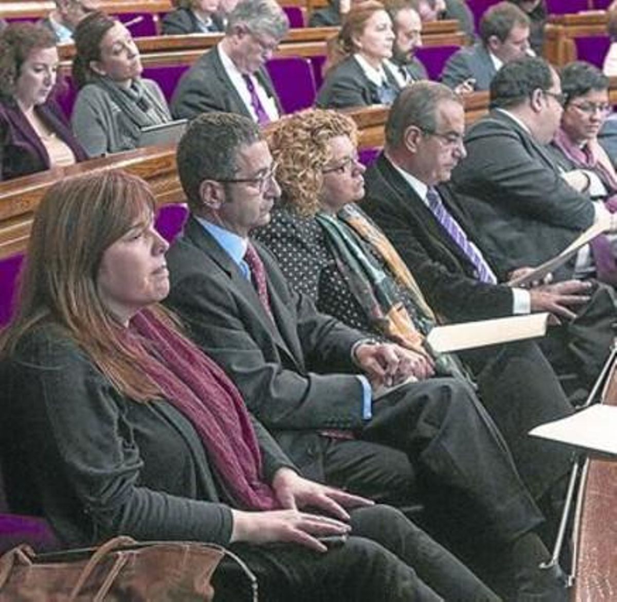 Bancada del PSC en el Parlament, el día que se votó la consulta. Bancada del PSC en el Parlament, el día que se votó la consulta.
