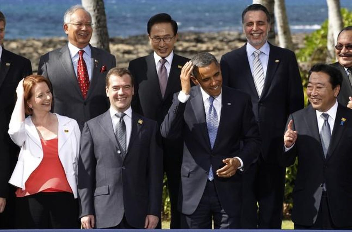 De izquierda a derecha, en primer fila, Julia Gillard (Australia), Dmitri Medvedev (Rusia), Barack Obama (EEUU) y Yoshihiko Noda (Japón), y en la segunda fila, Najib Razak (Malasia), Lee Myung-bak (Corea del Sur), Bruno Ferrari (Mexico) y Peter O’Neill (Papua Nueva Guinea), el domingo, durante la foto de familia. De izquierda a derecha, en primer fila, Julia Gillard (Australia), Dmitri Medvedev (Rusia), Barack Obama (EEUU) y Yoshihiko Noda (Japón), y en la segunda fila, Najib Razak (Malasia), Lee Myung-bak (Corea del Sur), Bruno Ferrari (Mexico) y Peter O’Neill (Papua Nueva Guinea), el domingo, durante la foto de familia.