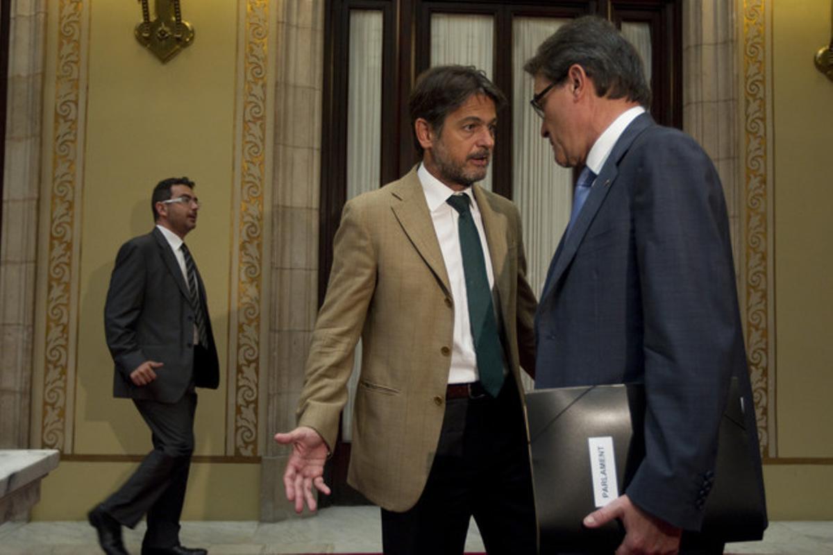 Oriol Pujol y el ’president’ Artur Mas conversan en el Parlament, en julio del 2013.
