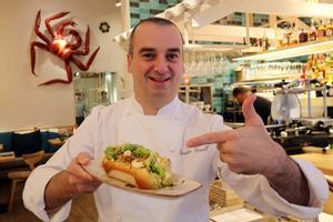 El cocinero Romain Fornell, con un bocadillo de bogavante en Casa Tejada.