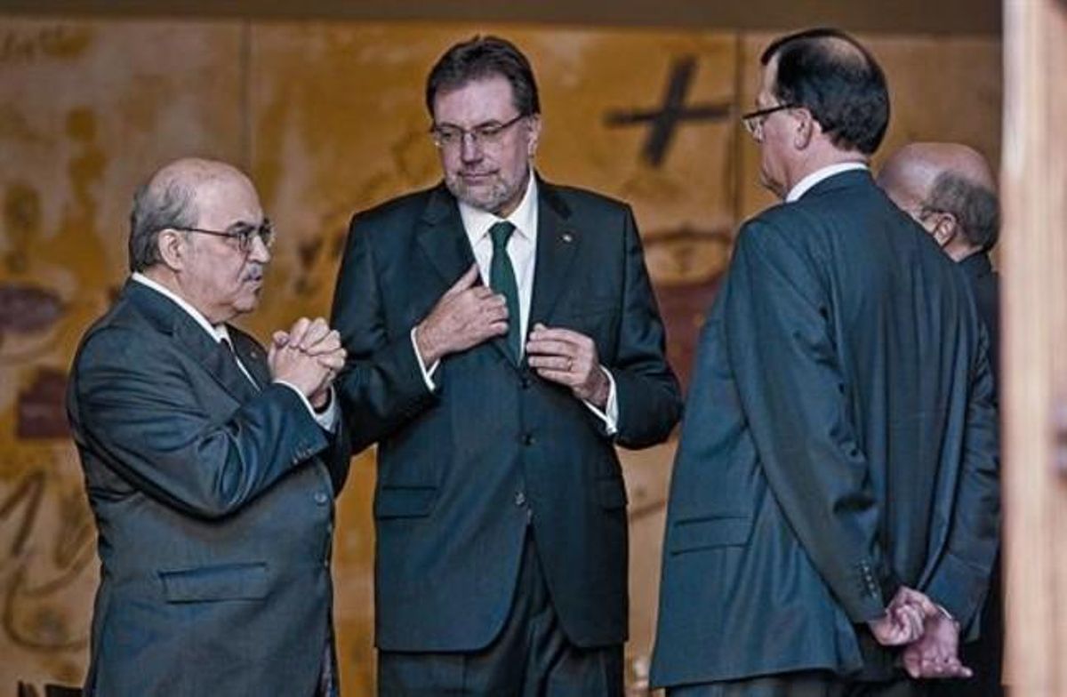 Mas-Colell con los ’consellers’ Cleries (centro) y Mena, que tapa a Boi Ruiz Mas-Colell con los ’consellers’ Cleries (centro) y Mena, que tapa a Boi Ruiz