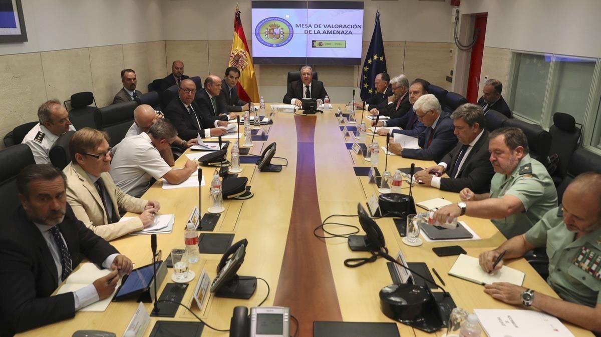 El ministro Zoido en la mesa de evaluación de la amenaza terrorista el pasado agosto. El ministro Zoido en la mesa de evaluación de la amenaza terrorista el pasado agosto.