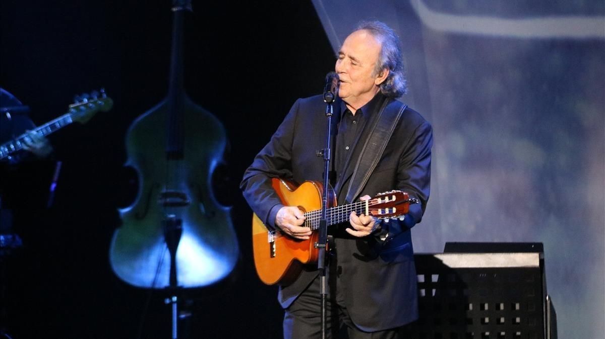 Serrat, durante un recital que ofreció en Peralada. Serrat, durante un recital que ofreció en Peralada.