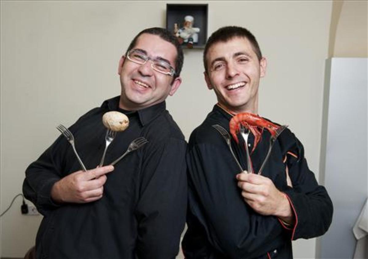 El chef Vidal Gravalosa (derecha) con Antonio Lara. Foto: Jordi Cotrina El chef Vidal Gravalosa (derecha) con Antonio Lara. Foto: Jordi Cotrina
