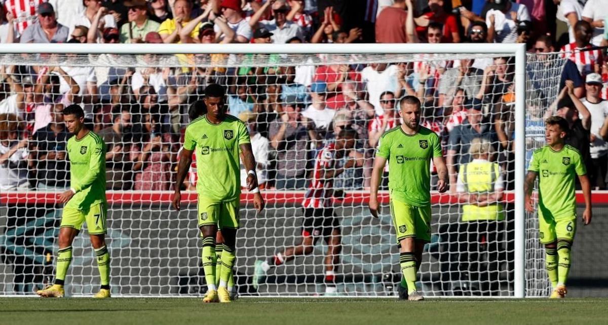 Los jugadores del United se lamentan tras encajar un gol ante el Brentford. 