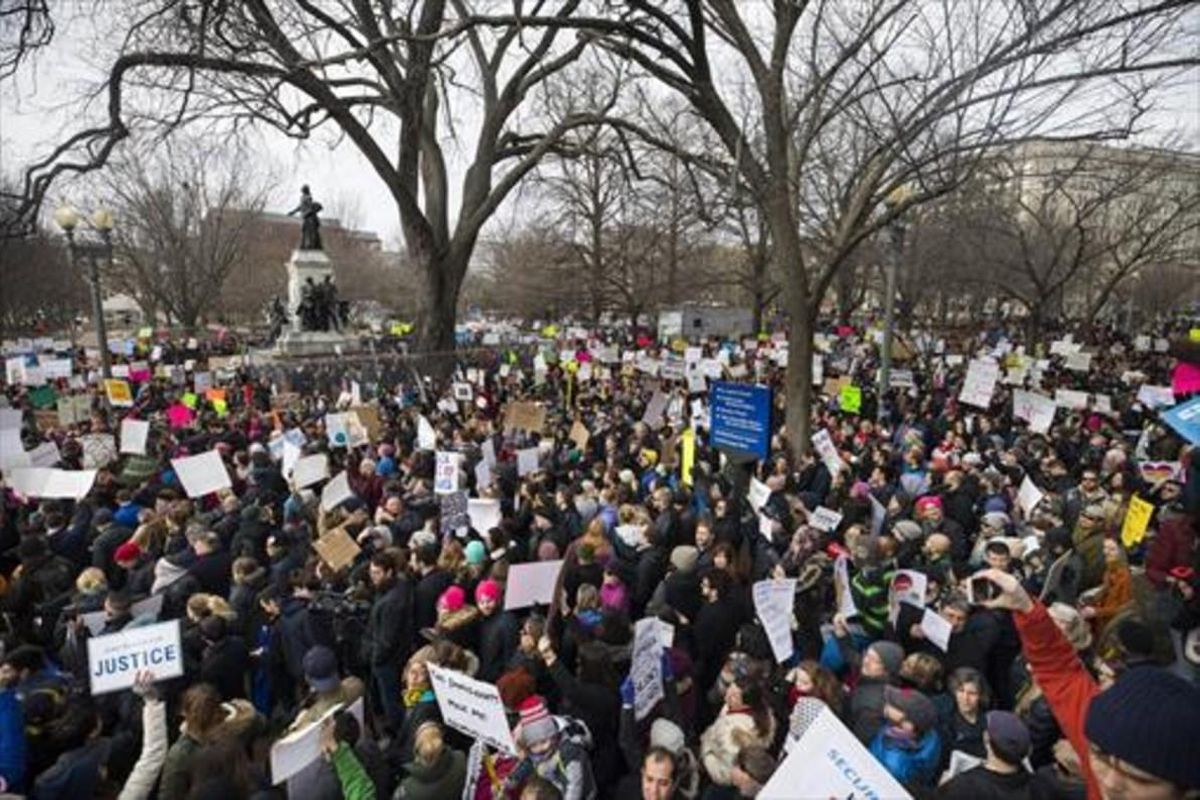 Miles de personas protestan en Washington contra la política de Trump con los refugiados e inmigrantes. Miles de personas protestan en Washington contra la política de Trump con los refugiados e inmigrantes.