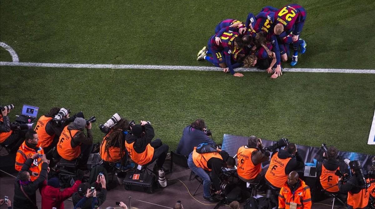 Grupo de fotoperiodistas en el césped del Camp Nou.