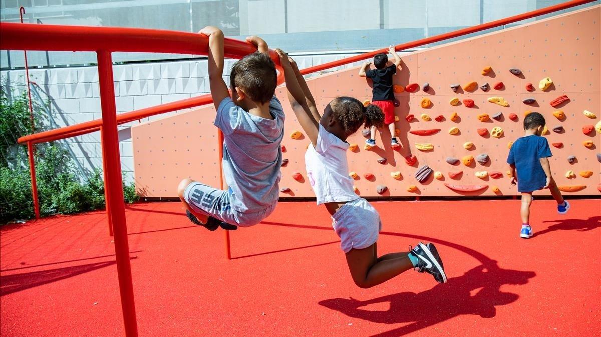 Un grupo de niños juega en una plaza situada frente a la Escola La Pau. Un grupo de niños juega en una plaza situada frente a la Escola La Pau.