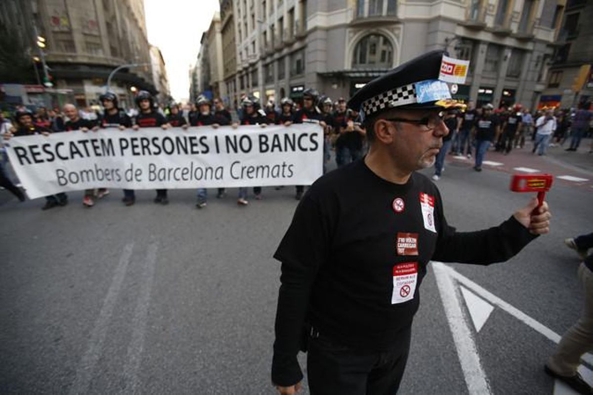 Protesta de funcionarios municipales de Barcelona, el 17 de octubre, contra los recortes en los servicios públicos. Protesta de funcionarios municipales de Barcelona, el 17 de octubre, contra los recortes en los servicios públicos.