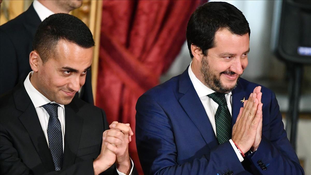 Matteo Salvini, derecha, junto a Luigi Di Maio durante el acto de juramento en al Palacio Quirinale en Roma.