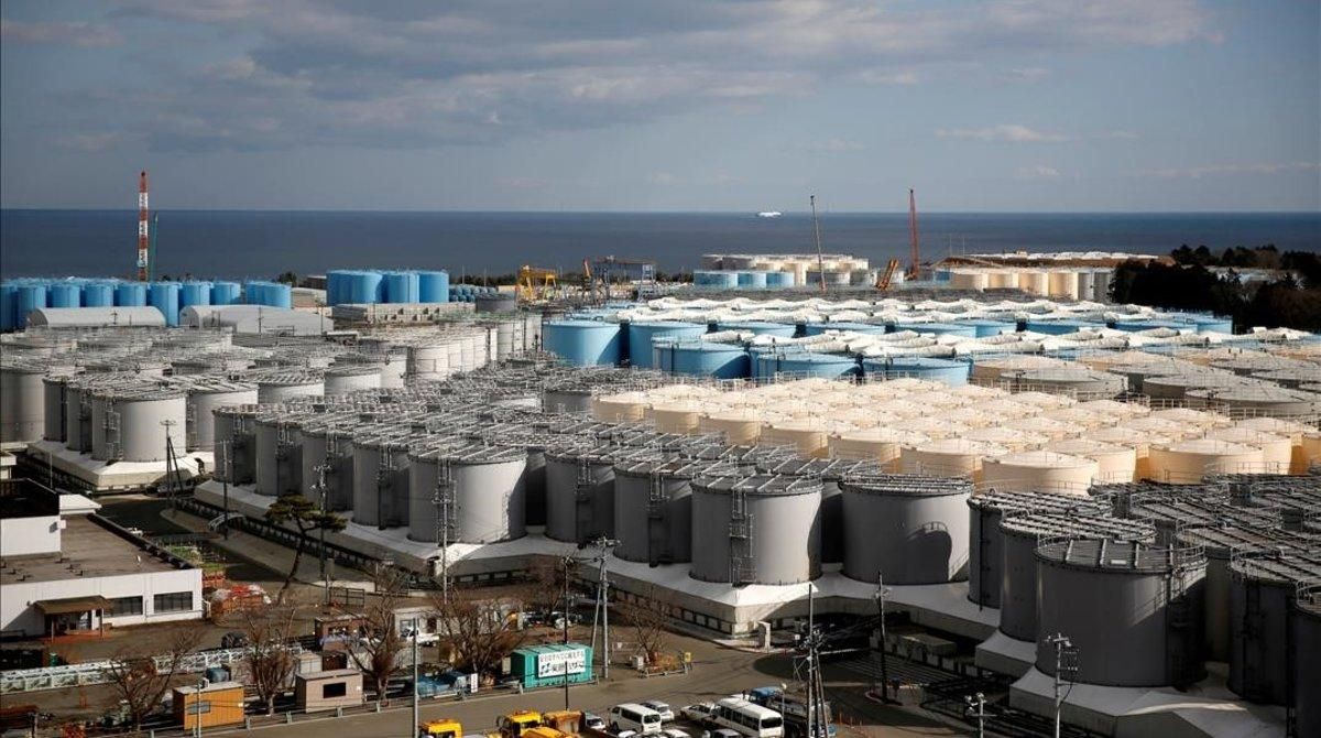 Tanques de almacenamiento de agua radiactiva en la central nuclear Fukushima I paralizada por el tsunami en la ciudad de Okuma, Japón Tanques de almacenamiento de agua radiactiva en la central nuclear Fukushima I paralizada por el tsunami en la ciudad de Okuma, Japón