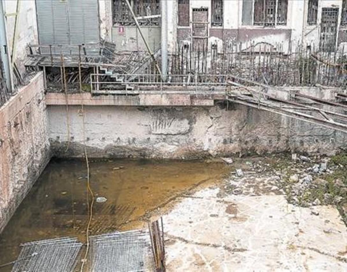 Agua estancada en el solar abandonado de la calle Princesa. Agua estancada en el solar abandonado de la calle Princesa.