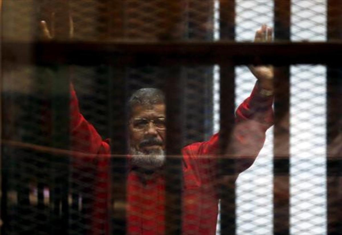 Mursi, en junio, durante el juicio que lo condenó a muerte.