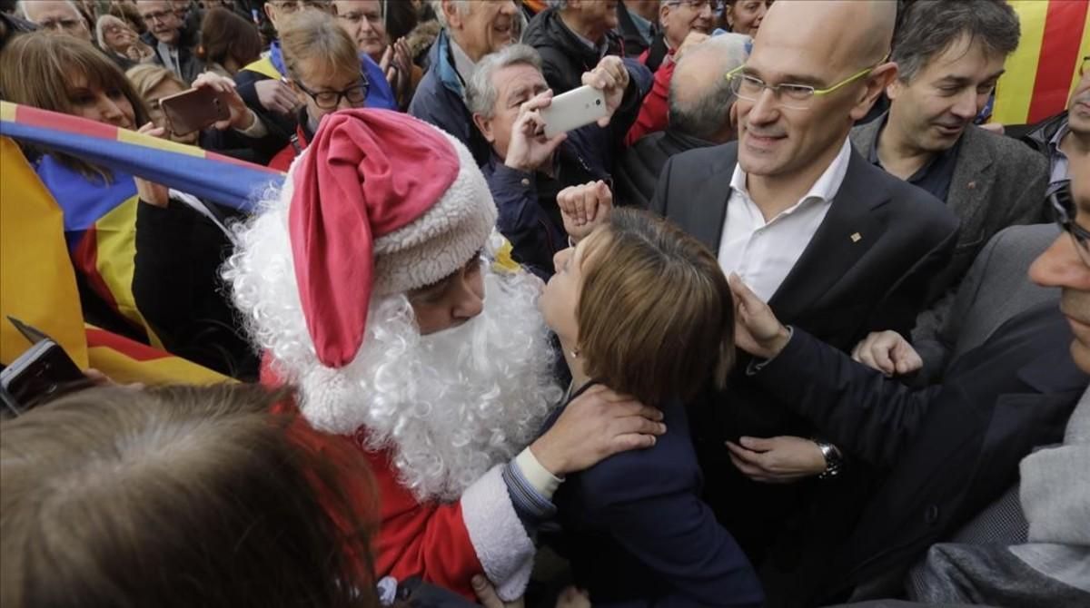 Un ’papá noel’ saluda a Carme Forcadell a su salida del TSJC. Un ’papá noel’ saluda a Carme Forcadell a su salida del TSJC.