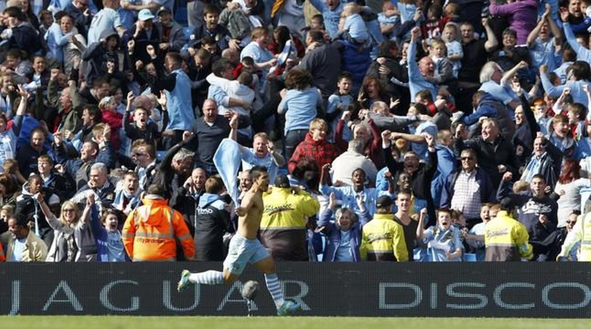 Sergio Aguero celebra el gol de la victoria frente al QPR que ha dado a su equipo el título de la Premier League. Sergio Aguero celebra el gol de la victoria frente al QPR que ha dado a su equipo el título de la Premier League.