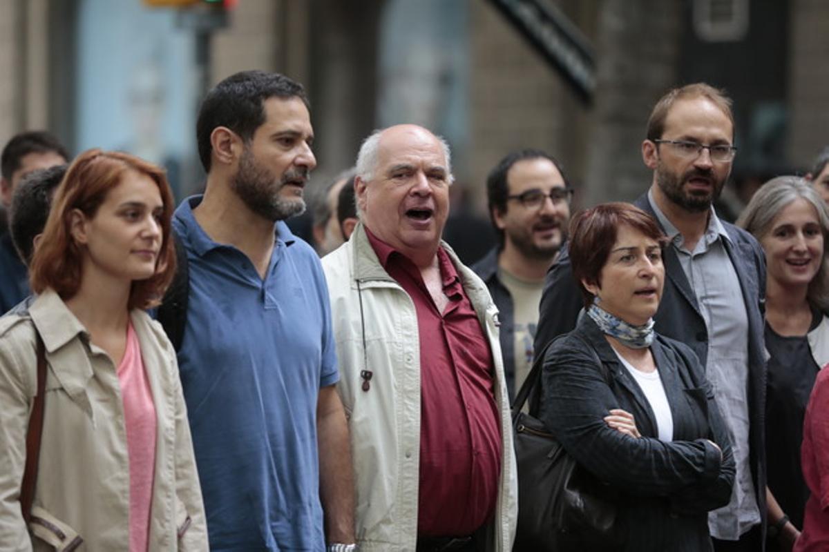 Lluís Rabell, con otros miembros de Catalunya Sí que es Pot, y Joan Herrera, primer secretario de Iniciativa per Catalunya Verds.