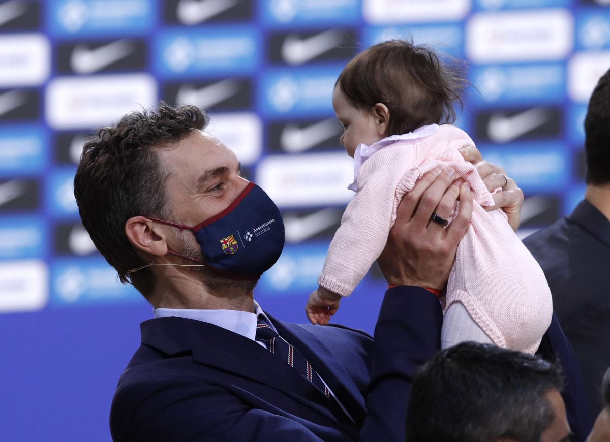 Pau Gasol con su hija en el Palau. Pau Gasol con su hija en el Palau.