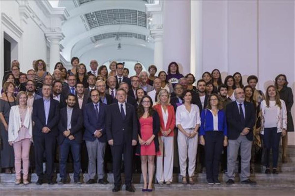 Foto de familia de los firmantes del Pacto Valenciano contra la Violencia de Género. Foto de familia de los firmantes del Pacto Valenciano contra la Violencia de Género.
