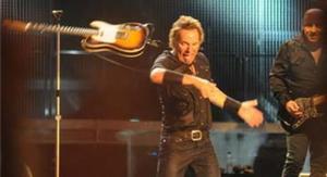 Springsteen llança la guitarra en un moment del concert de dissabte al Camp Nou.