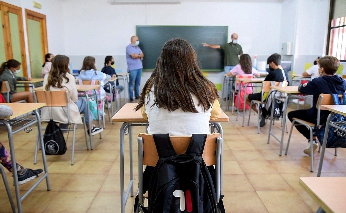 GRAF1887. TOLEDO, 09/09/2020.- Alumnos del Instituto de Educación Secundaria Princesa Galiana de Toledo asisten este miércoles a clase. Un total de 408.689 alumnos de Castilla-La Mancha vuelven a las aulas desde hoy, en su mayor parte de forma presencial, aunque arrancan en educación a distancia los estudiantes de Bolaños de Calatrava (Ciudad Real), que está confinada, y con educación semipresencial en 110 centros de la región que lo han solicitado. EFE/ Ismael Herrero GRAF1887. TOLEDO, 09/09/2020.- Alumnos del Instituto de Educación Secundaria Princesa Galiana de Toledo asisten este miércoles a clase. Un total de 408.689 alumnos de Castilla-La Mancha vuelven a las aulas desde hoy, en su mayor parte de forma presencial, aunque arrancan en educación a distancia los estudiantes de Bolaños de Calatrava (Ciudad Real), que está confinada, y con educación semipresencial en 110 centros de la región que lo han solicitado. EFE/ Ismael Herrero