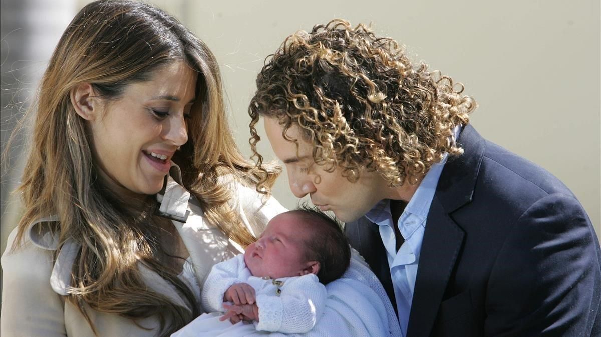 David Bisbal y Elena Tablada presentaron a los medios a su hija Ella en febrero del 2010 en Miami. David Bisbal y Elena Tablada presentaron a los medios a su hija Ella en febrero del 2010 en Miami.