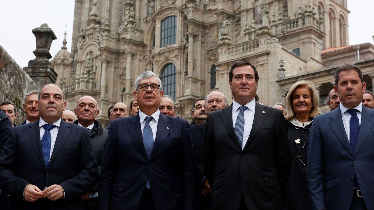 De izquierda a derecha, los líderes empresariales Lorenzo Amor (ATA), Juan Manuel Vieites (CEG), Antonio Garamendi (CEOE) y Gerardo Cuerva (Cepyme) el pasado viernes ante la catedral de Santiago.