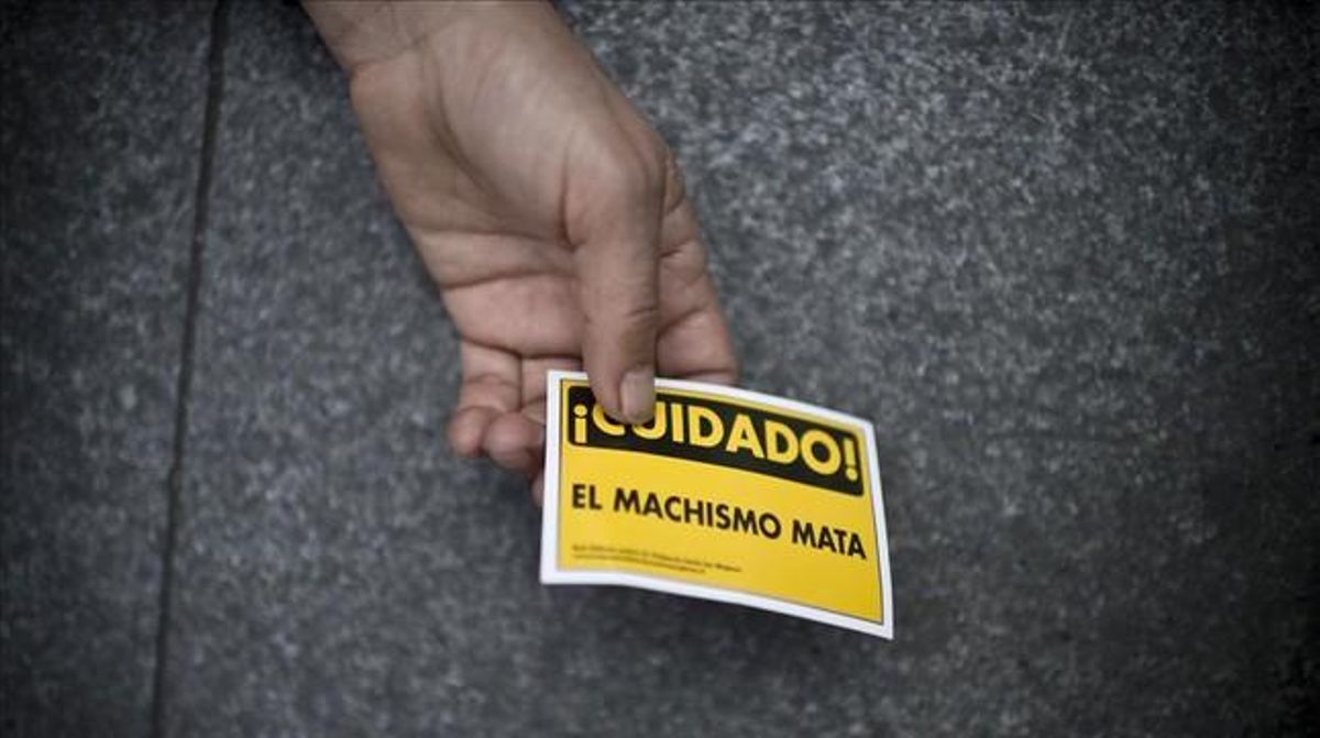 Una mujer sostiene un cartel de advertencia contra la violencia machista, en Buenos Aires Una mujer sostiene un cartel de advertencia contra la violencia machista, en Buenos Aires
