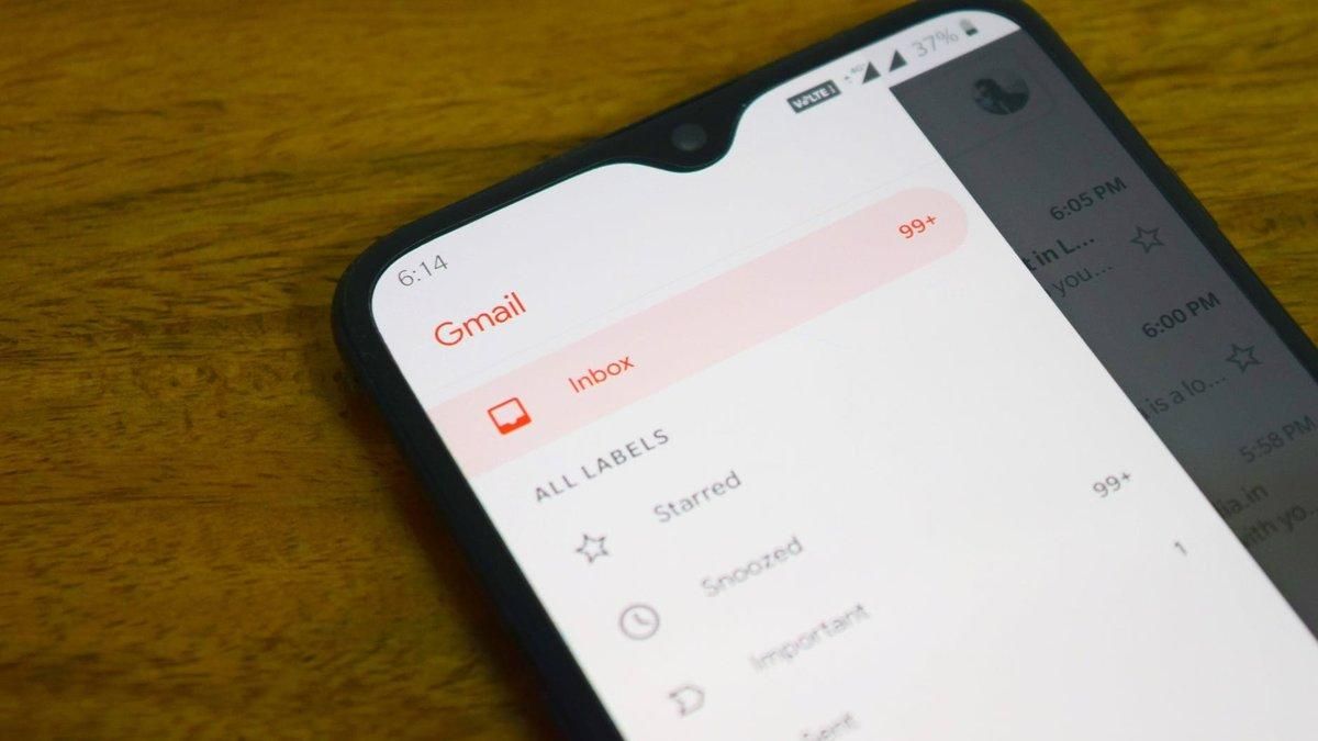 Aplicación de Gmail en un teléfono móvil. Aplicación de Gmail en un teléfono móvil.