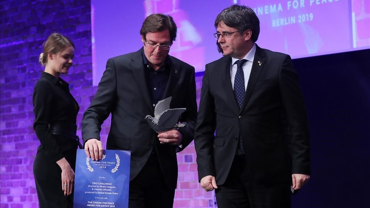 El expresidente catalan Carles Puigdemont entrega el premio a Álvaro Longoria, director del documental ’Dos Cataluñas’. El expresidente catalan Carles Puigdemont entrega el premio a Álvaro Longoria, director del documental ’Dos Cataluñas’.