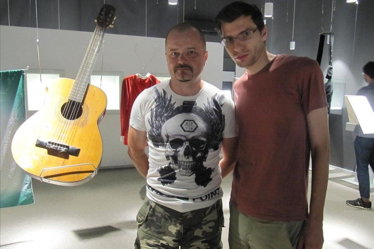 Sead Svrana (izquierda), ante la guitarra que cedió al museu y junto a Jasminko Halilovic, en Sarajevo. Sead Svrana (izquierda), ante la guitarra que cedió al museu y junto a Jasminko Halilovic, en Sarajevo.