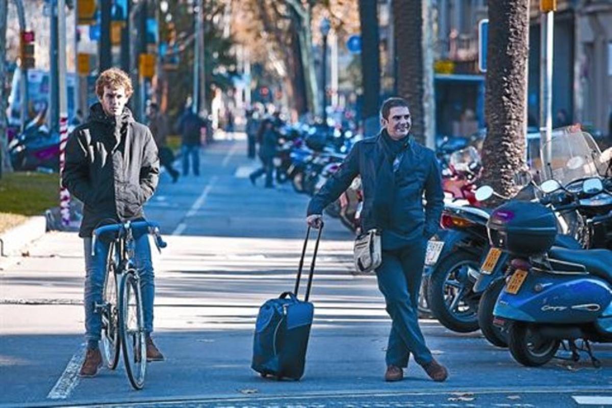 Un ciclista y un peatón esperan que el semáforo se ponga verde en un cruce de la Diagonal, el pasado viernes. Un ciclista y un peatón esperan que el semáforo se ponga verde en un cruce de la Diagonal, el pasado viernes.