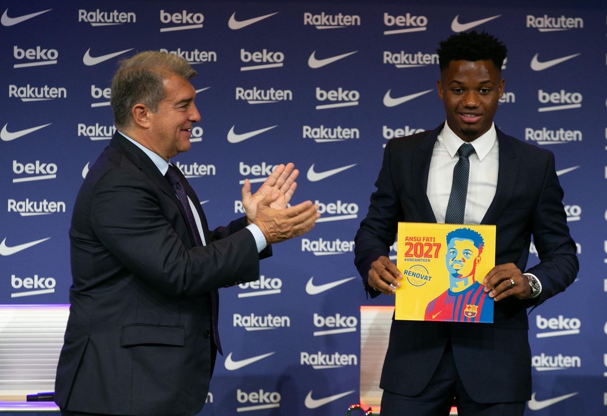 Laporta aplaude a Fati en el acto de renovación del contrato. Laporta aplaude a Fati en el acto de renovación del contrato.