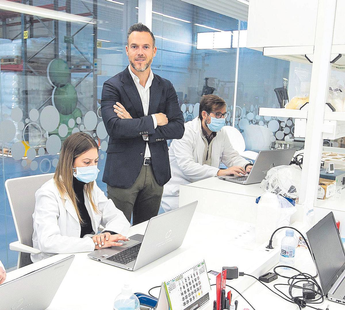 El director de Forest Chemical, Pedro Fernández, en el laboratorio de la compañía
