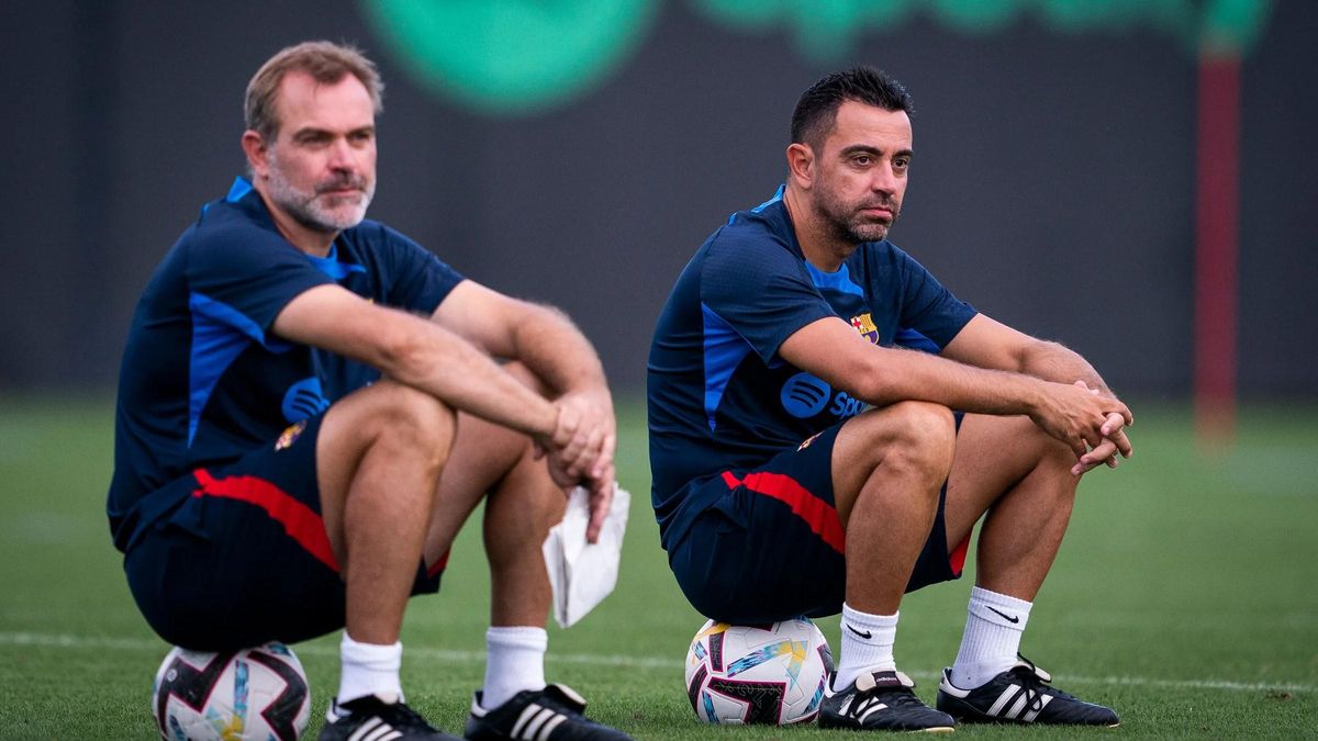 Òscar Hernández, segundo entrenador del Barça, y Xavi, en la ciudad deportiva de Sant Joan Despí, Òscar Hernández, segundo entrenador del Barça, y Xavi, en la ciudad deportiva de Sant Joan Despí,