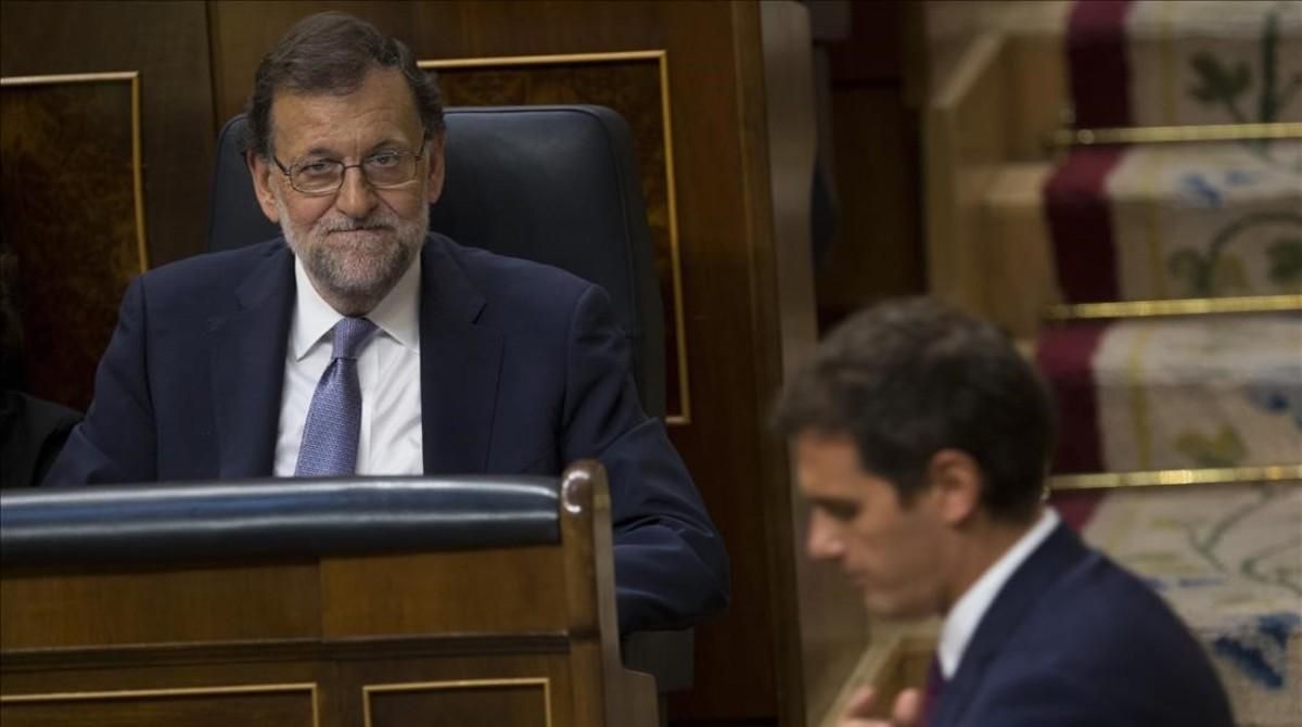 Rajoy y Rivera, durante la sesión de investidura del miércoles. Rajoy y Rivera, durante la sesión de investidura del miércoles.