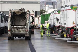 Gairebé un centenar de vehicles vells continuen recollint les escombraries a Barcelona