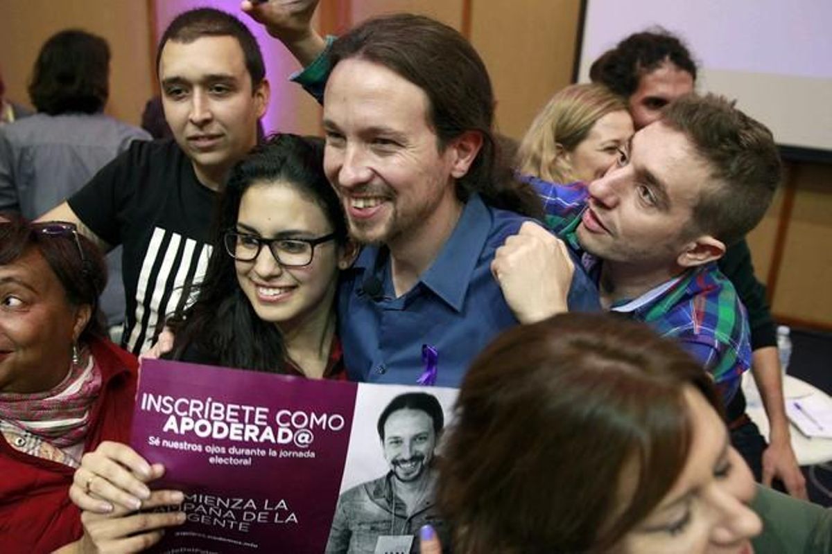 GRA257 LA LAGUNA TENERIFE 10 12 2015 - El candidato a la Presidencia del Gobierno de Podemos Pablo Iglesias posa hoy con algunos de los participantes del acto electoral de la Universidad de La Laguna EFE Cristobal Garcia GRA257 LA LAGUNA TENERIFE 10 12 2015 - El candidato a la Presidencia del Gobierno de Podemos Pablo Iglesias posa hoy con algunos de los participantes del acto electoral de la Universidad de La Laguna EFE Cristobal Garcia