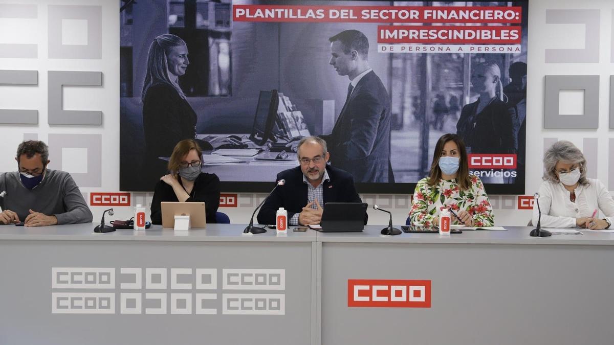 El secretario general de la federación de servicios de CCOO, José María Martínez, en el centro.