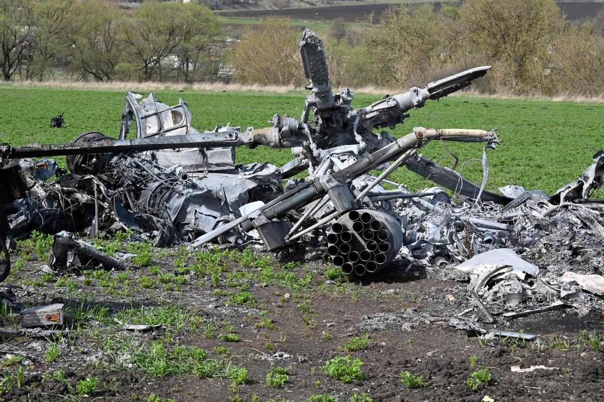 Los restos de un helicóptero ruso abatido, en un campo cerca de Járkov.