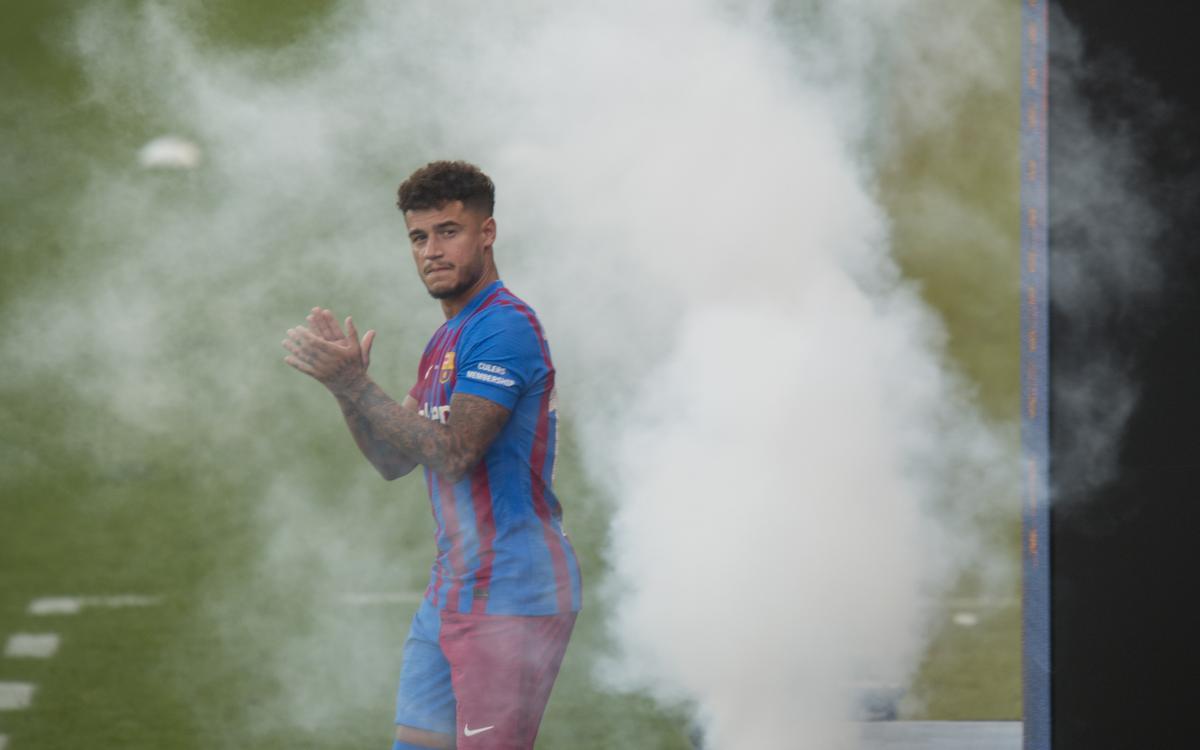 Coutinho durante la presentación de los equipos en el trofeo Joan Gamper Coutinho durante la presentación de los equipos en el trofeo Joan Gamper
