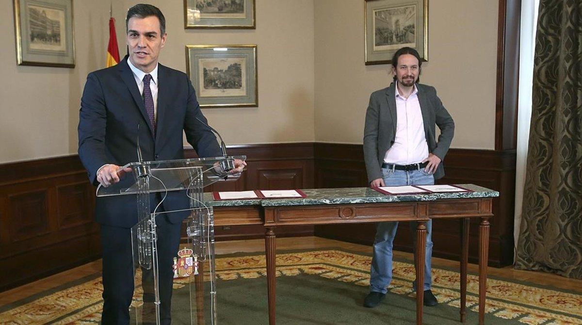 Pedro Sánchez y Pablo Iglesias, durante la firma del preacuerdo de coalición. 