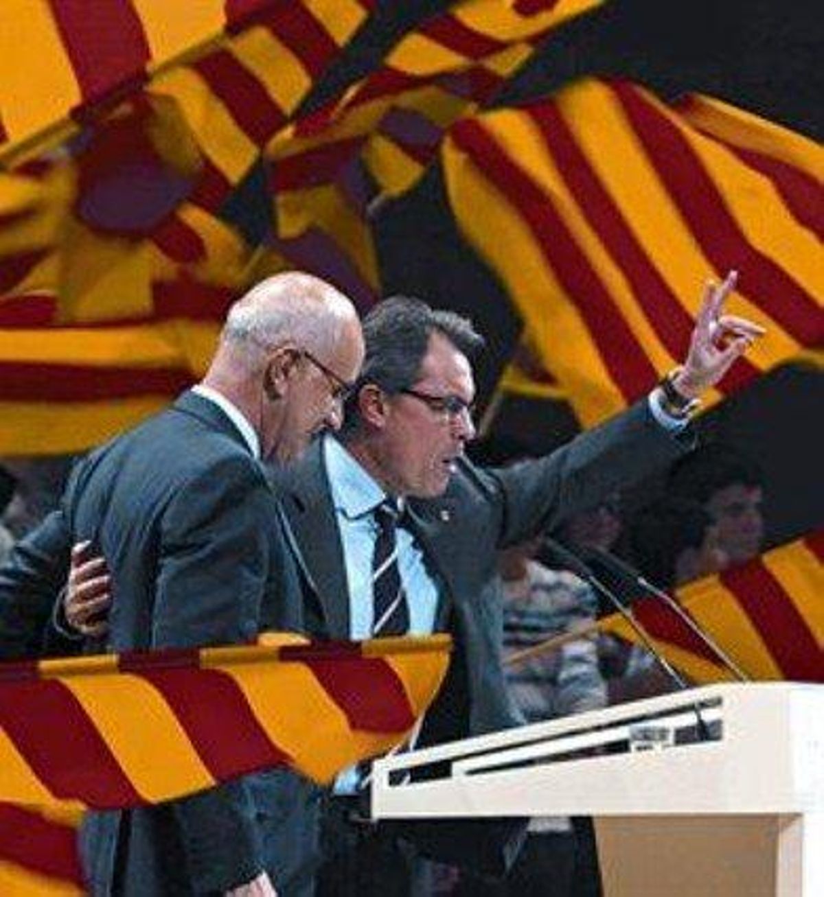 Duran y Mas saludan a los asistentes a un mitin de CiU celebrado en Girona. Duran y Mas saludan a los asistentes a un mitin de CiU celebrado en Girona.