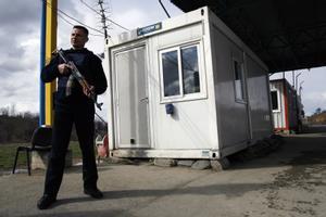 Un guardia armado en la frontera entre Kosovo y Serbia. 