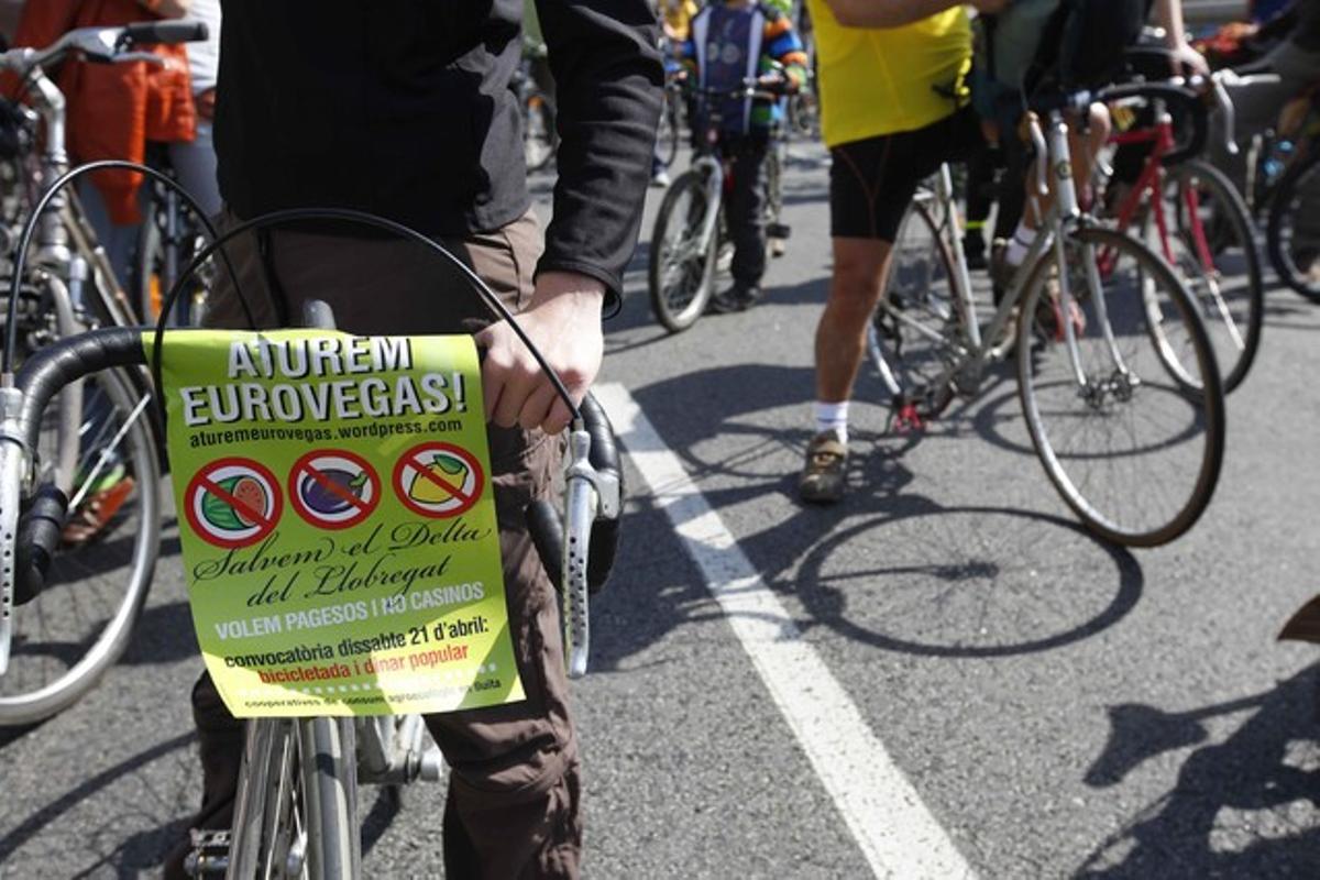 Protesta en contra de Eurovegas, en la que participaron tractores y bicicletas, que hicieron un recorrido desde Plaça Espanya hasta los terrenos donde se podría ubicar el macrocomplejo.