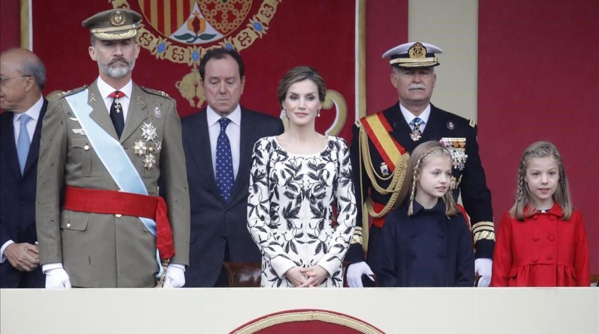 Los Reyes, la princesa de Asturias y la infanta Sofía, en el desfile del 12-O.